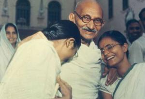 Mahatma Gandhi tillsamans med bl.a. sin brorsonssons dotter Abha som hade för vana att dela säng med honom. 