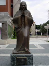 Staty föreställande Moder Teresa i Skopje, Makedonien. 