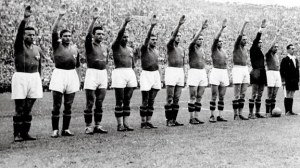 Det italienska landslaget hälsar Il Duce - Mussolini - under fotbolls-VM 1934. 