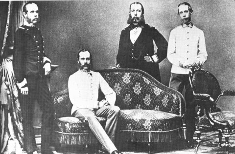 En ung Franz Joseph (sittandes) tillsammans från sina bröder Från vänster: Maximilian, Karl Ludwig och Ludwig "Bubi" Viktor.  